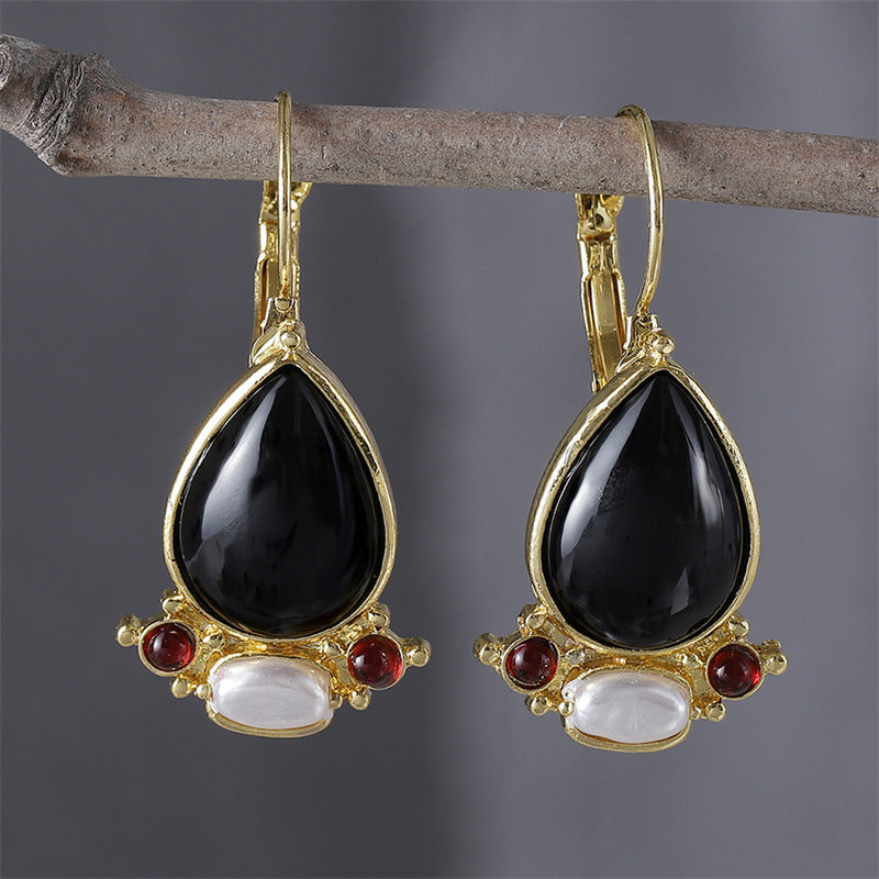 Pearl earrings with black stones