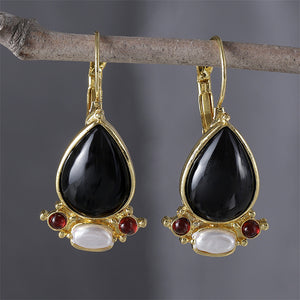 Pearl earrings with black stones
