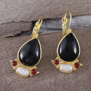 Pearl earrings with black stones
