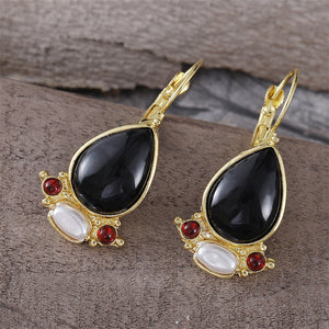 Pearl earrings with black stones