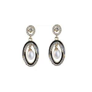 Water droplet shaped pearl earrings