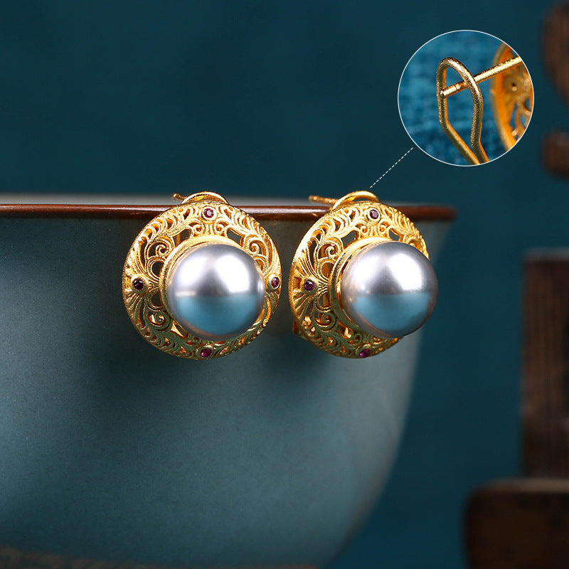 Fashionable pearl earrings