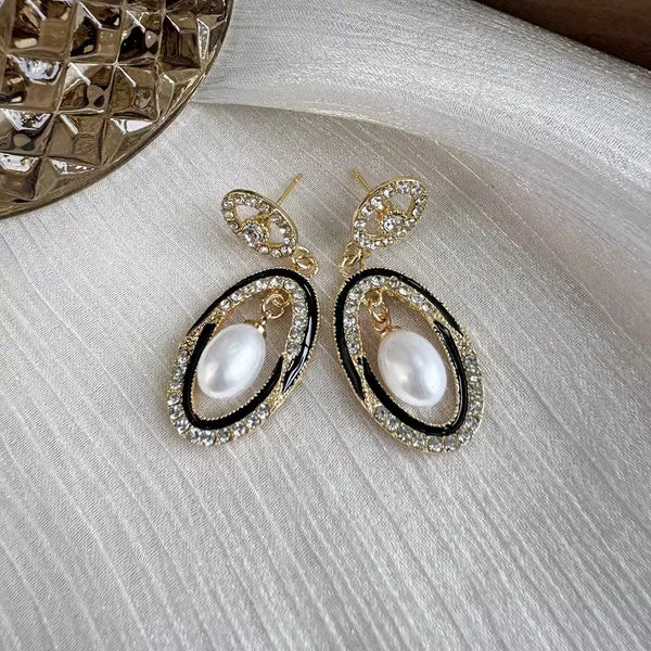 Water droplet shaped pearl earrings