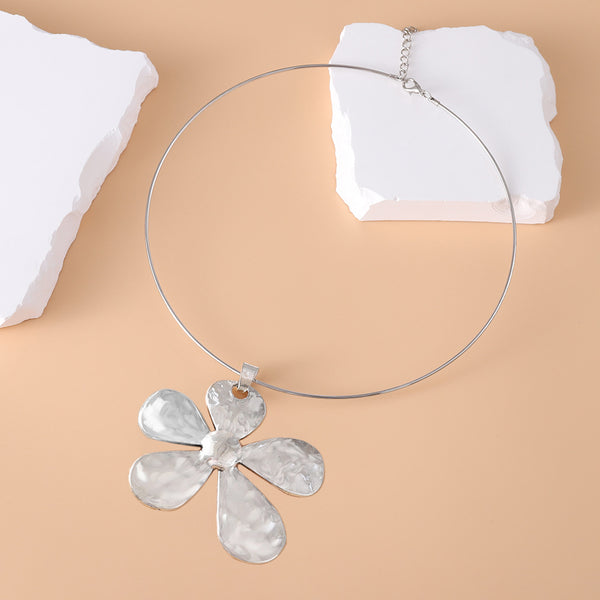 Flower Pendant Short Necklace