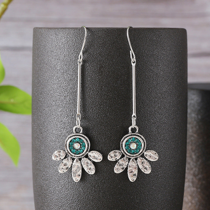Vintage Simple Round Petal Diamond Earrings