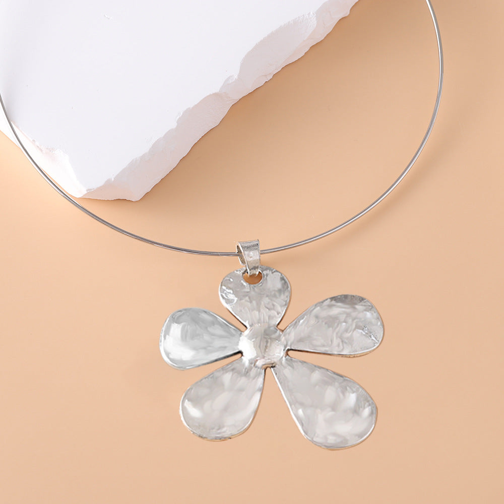 Flower Pendant Short Necklace