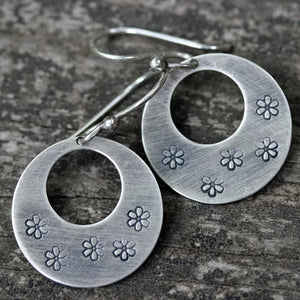 Retro Women's Round Flower Pendant Earrings