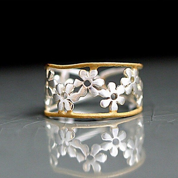 18K Gold Irregular Hollow Daisy Ring