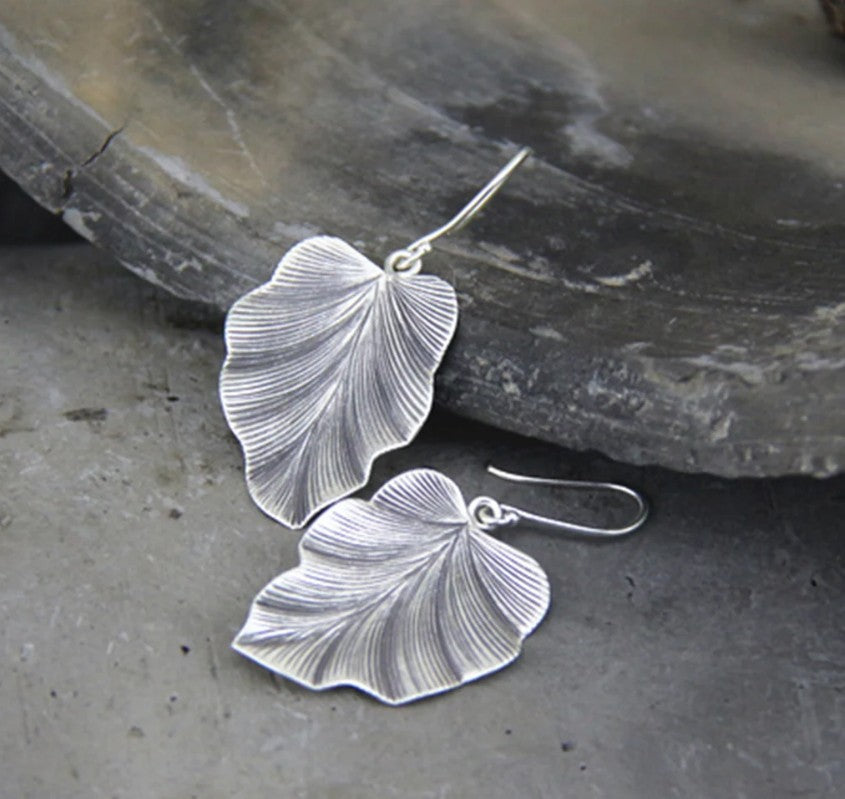 Minimalist Ethnic Style Three-dimensional Leaf Earrings